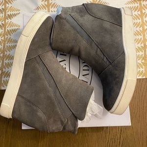 Steve Madden Loma Grey Suede 8.5 wedge sneakers perfect condition